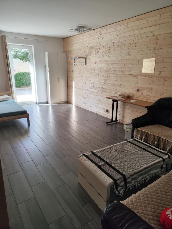 Erdgeschoss Wohnung Nahe Flughafen Wien Exterior foto